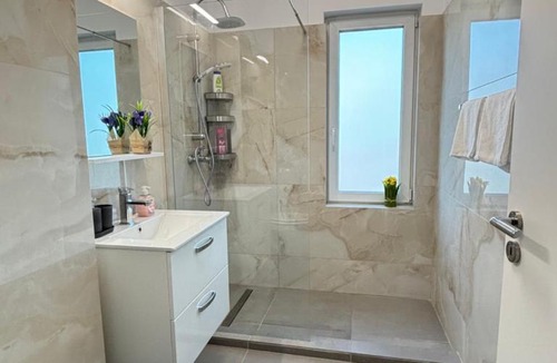 Dumbravita Apartment | Cloud Sunrise Spacious & King Beds & Free Private Parking