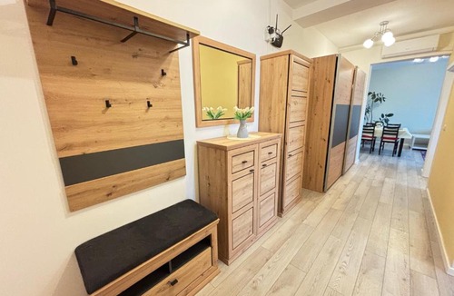 Dumbravita Apartment | Cloud Sunrise Spacious & King Beds & Free Private Parking