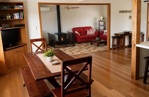 St Leonards House | Coastal Cottage - Cosy cottage only 1.5 km from St Leonards beach and town centre.