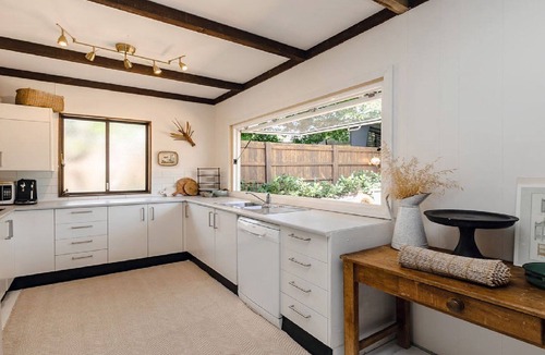 Killcare House | Coastal vintage cottage brimming with character and charm just moments to beaches, bay and cafes.