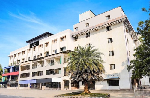 Infocity House | Collection O Infocity Metro Station