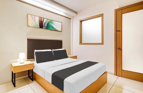 Kalasipalya Hotel | Collection O Metro Park Opposite Kalasipalya Bus stand