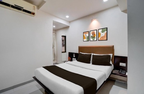 Vadodara Hotel | Collection O Sur Sagar Lakeview Vadodara Formerly Vintage Inn
