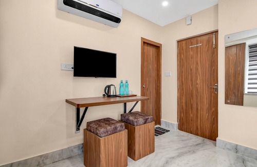 Thakurpukur House | Collection O Tollygunge Metro Station