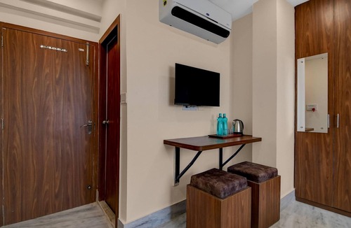 Thakurpukur House | Collection O Tollygunge Metro Station