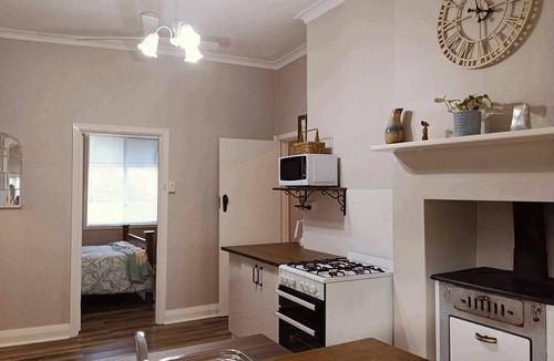 Collie Cottage | Collie Getaway- Camellia Cottage