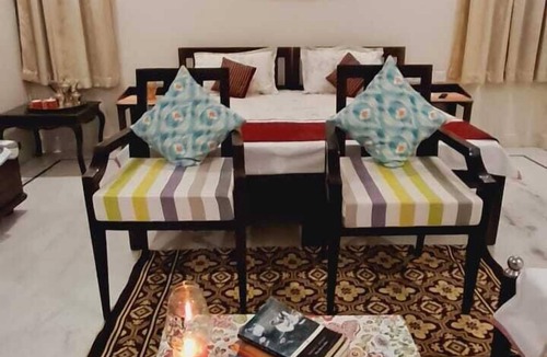 Udaipur House | Colonels Home stay - A home away from home. Set in a scenic natural environment.