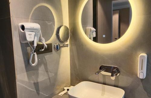 Morbi Hotel | Comfort Inn Empire, Morbi