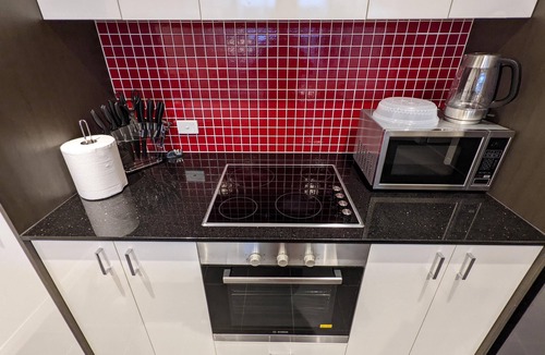 Lyneham Apartment | Comfortable and modern 1bedroom with parking, wifi, close to the city