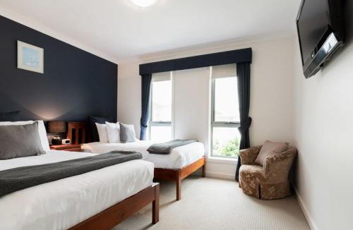 Newnham House | Comfortable Home 10 Minutes from Town - Wifi and Garage