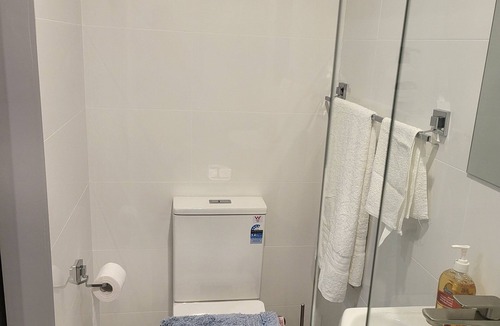 Windsor Ski Chalet | Comfy Ground-floor Ensuite Double Bed Room in welcoming Windsor with WiFi, AC