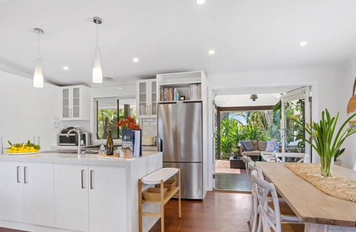 Rye House | Como Palm Retreat Rye Holiday Home with Pool