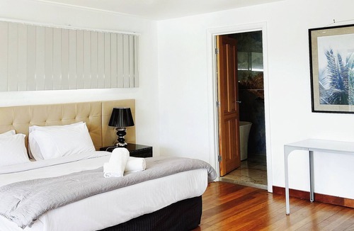 Surfers Paradise Villa | Contemporary Luxurious Home -- Ideal Holiday Home 1 in Chevron Island