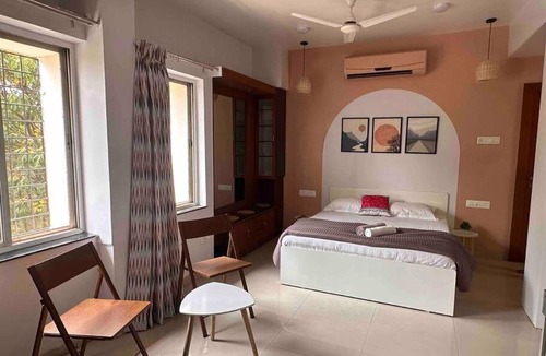 Koregaon Park Apartment | Coral: Pvt Studio in Koregaon Park. WiFi SmartTv AC