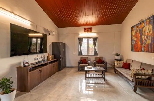 Ambavna House | CosmicStays Birdsong Cottage Hilltop Lakeview Stay
