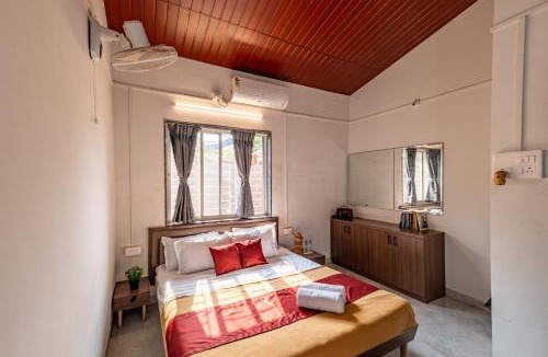 Ambavna House | CosmicStays Birdsong Cottage Hilltop Lakeview Stay