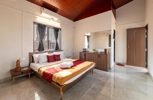 Ambavna House | CosmicStays Birdsong Cottage Hilltop Lakeview Stay