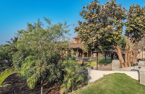 Ambavna Villa | CosmicStays Parambi Farm- Vintage Charm