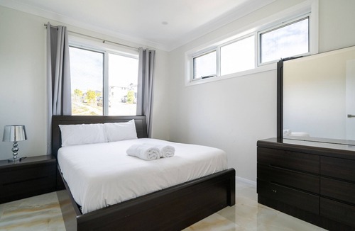 Glen Alpine House | Cosy 5 Bedroom 3 Bathroom New Guest House in Campbelltown