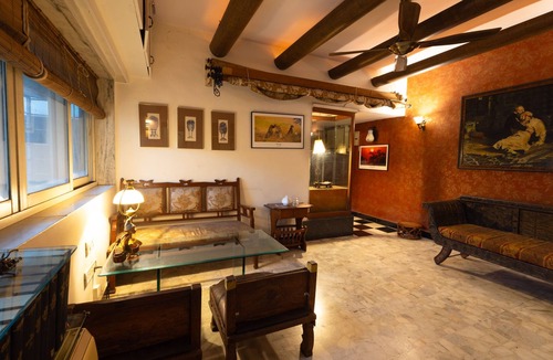 Lokhandwala Complex Apartment | Cosy, Artistic, quiet apartment in a fantastic location. Large desk for work.