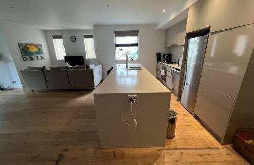 Surrey Hills Apartment | Cosy Entire Home Apartment with 3 bedrooms