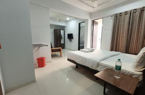 Phase 3 Bed & Breakfast | Cosy Room in Ranveer Studio