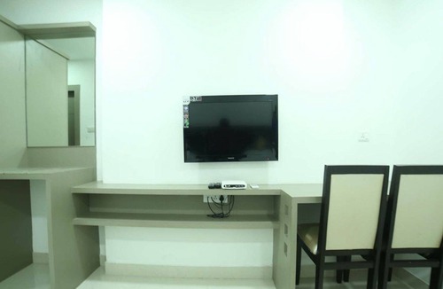 Madhapur House | Cosy Room With Private Bath And Work Desk