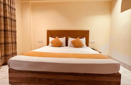 Mahipalpur Hotel | Couples Room with Attached Washroom Near Delhi Airport