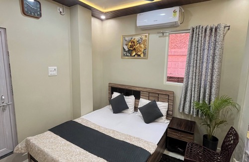 Varanasi Hotel | Cozy 1-0 bedroom hotel with AC, WiFi in Varanasi near ganges