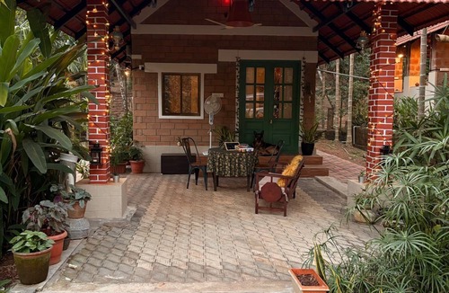 Mangalore Apartment | Cozy 1-bedroom farmstay - studio in welcoming Mangalore with AC, Outdoor kitchen