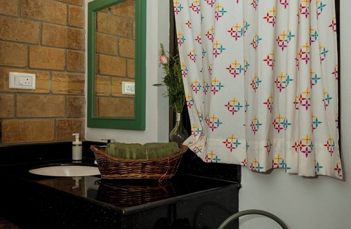Mangalore Apartment | Cozy 1-bedroom farmstay - studio in welcoming Mangalore with AC, Outdoor kitchen