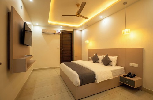 Faridabad Hotel | Cozy 1-Bedroom Hotel Room in Faridabad with AC & Free Wi-Fi