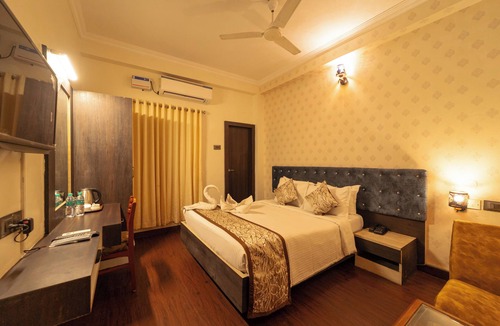 Periamet Hotel | Cozy 1-bedroom hotel suite in pleasant Chennai with AC, WiFi