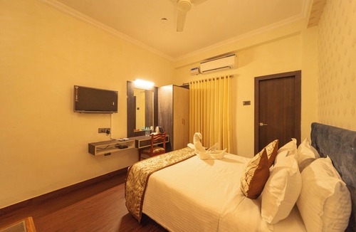 Periamet Hotel | Cozy 1-bedroom hotel suite in pleasant Chennai with AC, WiFi