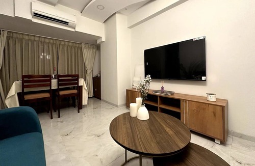 Dharavi Apartment | Cozy 2.5 BHK in Khar West with Workspace