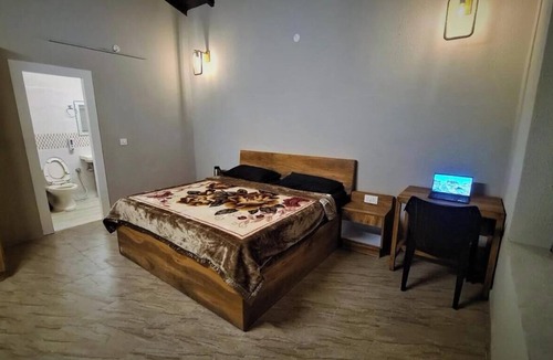 Patparganj Apartment | Cozy 2-bedroom apartment in charming Delhi with WiFi