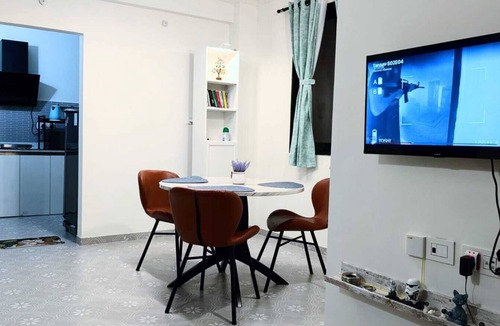 Gauravaddo Apartment | Cozy apartment with AC, dedicated Parking, fitness room. Blazing-fast Wi-Finn