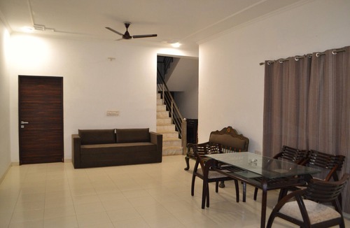 Jaipur House | Cozy Farmstay with Swimming Pool. Pet Friendly