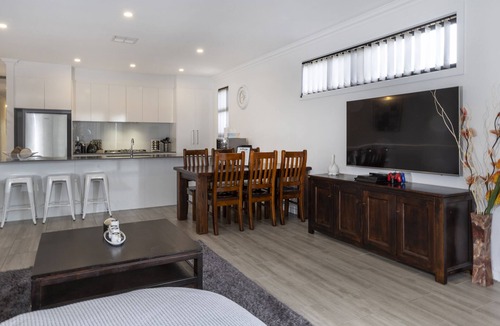 Christies Beach House | Cozy Getaway, King Bed w/TV✔︎NBN/Nespresso