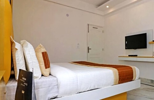 Paharganj Hotel | Cozy hotel Leo Continental in New Delhi with AC Room