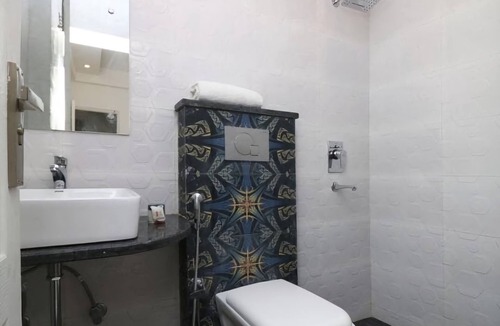 Paharganj Hotel | Cozy hotel Leo Continental in New Delhi with AC Room