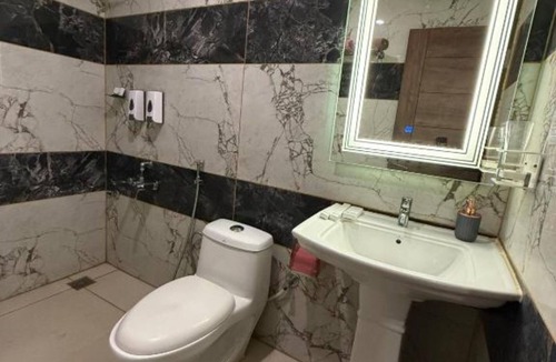 Banswadi Hotel | Cozy hotel suite with WiFi and AC in charming Bengaluru