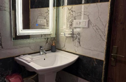 Banswadi Hotel | Cozy hotel suite with WiFi and AC in charming Bengaluru