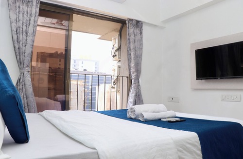 Chandivali Apartment | Cozy Private Room, 2BHK Stay in Powai, Room in an Apartment,