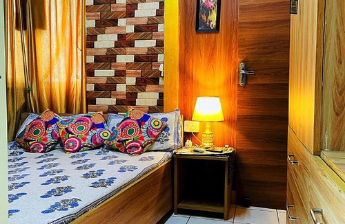 Chittaranjan House | Cozy private room in a designer apartment south delhi