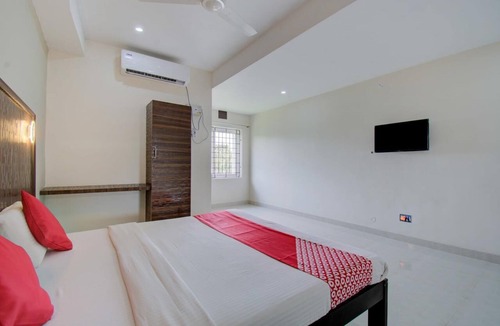 Thiruvidaimarudur Hotel | Cozy & Simple decorated Classic room in Kumbakonam