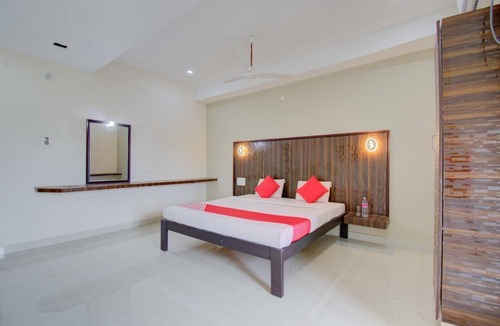 Thiruvidaimarudur Hotel | Cozy & Simple decorated Classic room in Kumbakonam
