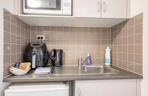 Chatswood Apartment | Cozy Studio with Gym and Pool Near Chatswood Station