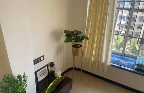 Versova Apartment | Cozy Top-Floor Apartment with Sea Breeze