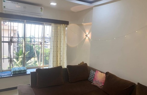 Versova Apartment | Cozy Top-Floor Apartment with Sea Breeze